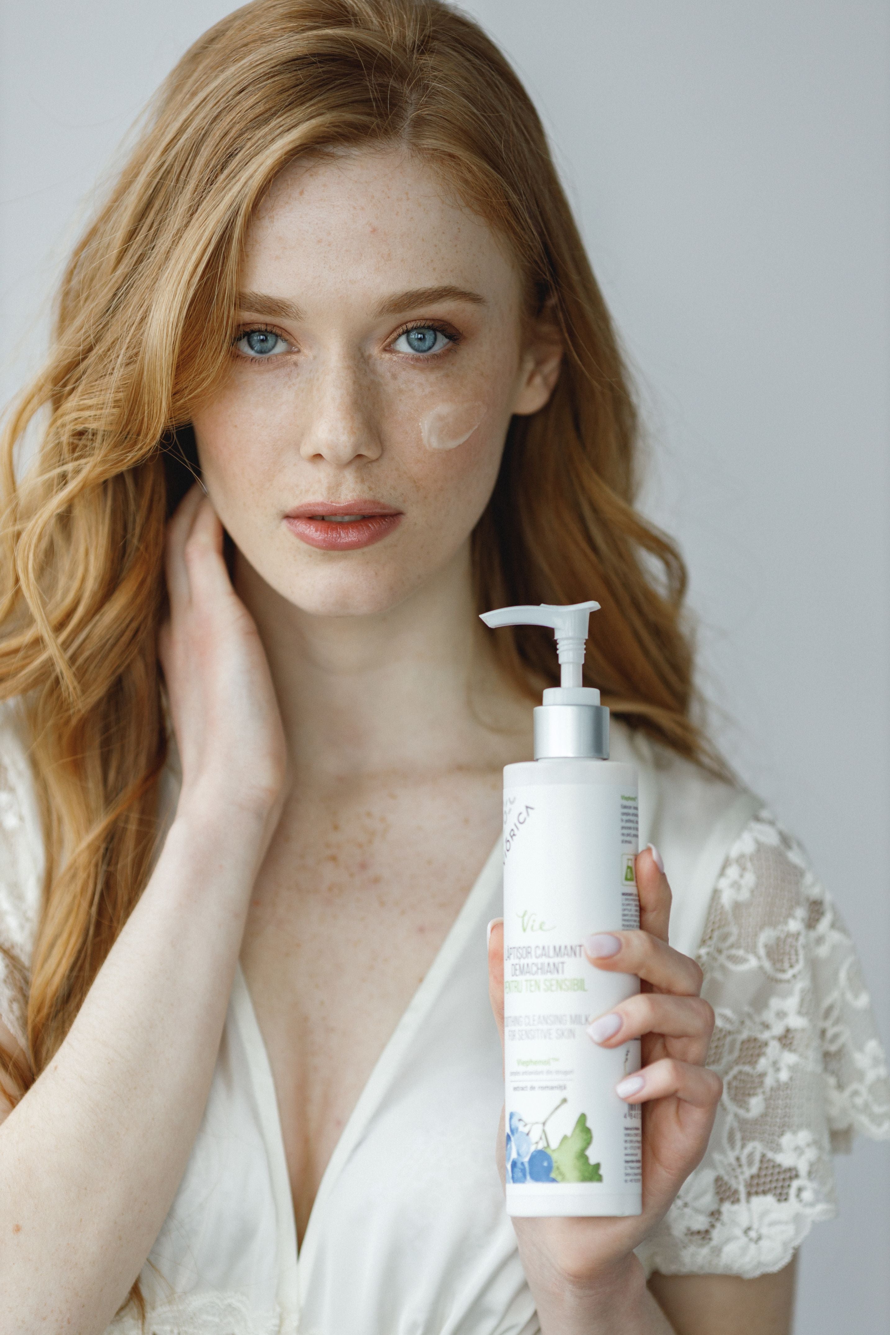 SOOTHING CLEANSING MILK FOR SENSITIVE SKIN 250 ml / 8,45 fl. oz
