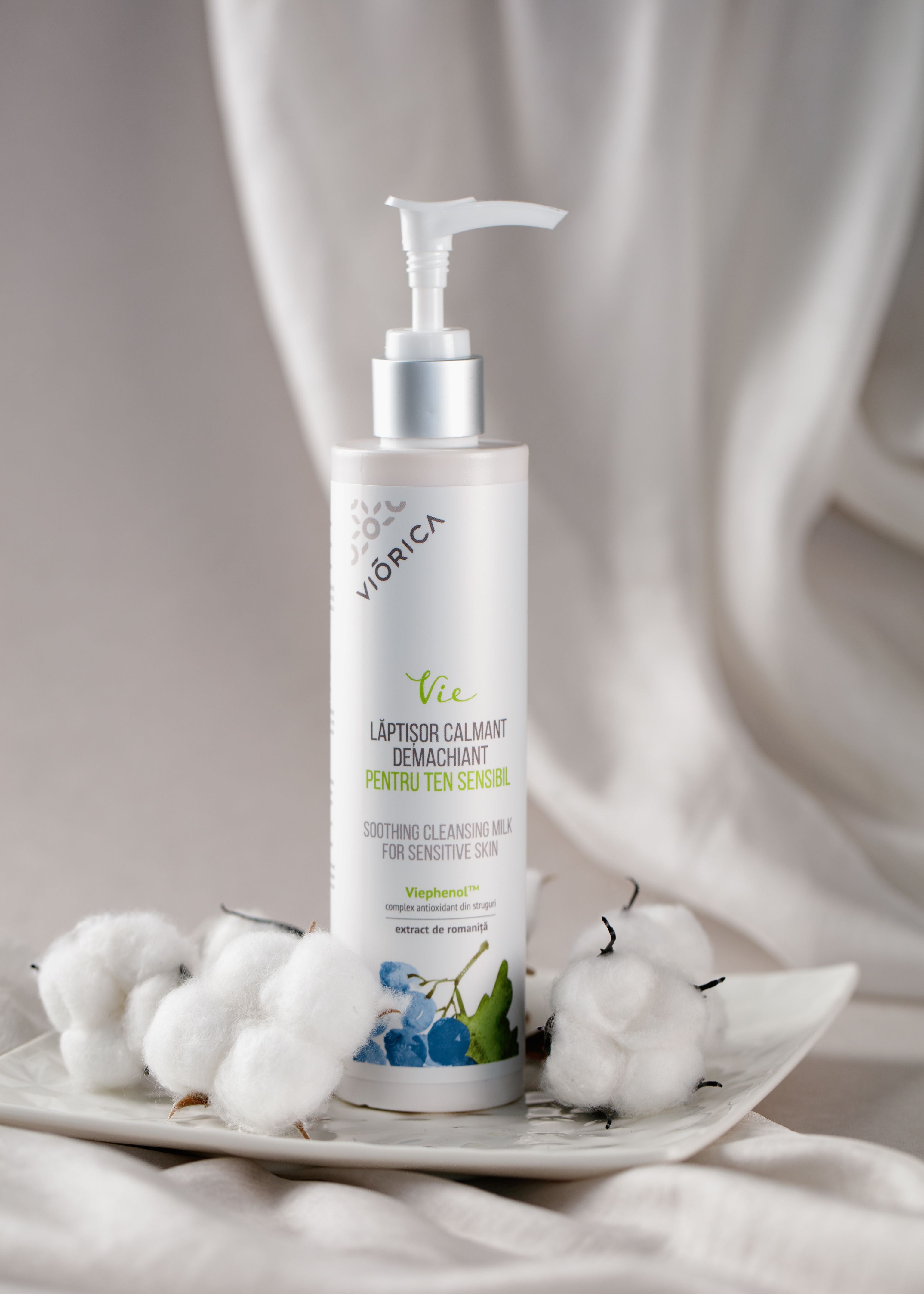 SOOTHING CLEANSING MILK FOR SENSITIVE SKIN 250 ml / 8,45 fl. oz